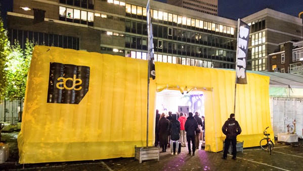 Opblaasbare tenten - Publi air - kubustent inflatable cube tent - Dance event, ADE festival, evenement