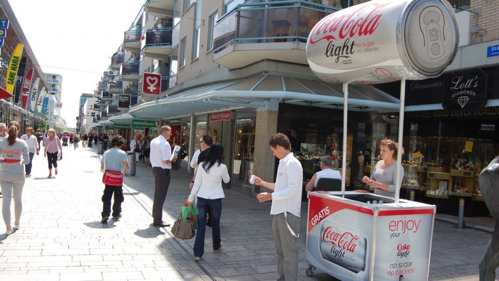 POS matriaal - Publi air opblaasbaar Cocacola blikje voor merkactivatie Inflatable cocacola can for brand activation, retail displays, winkel displays, display reclame